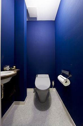 ビビッドブルー インテリア トイレ 壁紙 塗装 タイル 木 素材選びで 驚くほど変わるトイレ事例集 Naver まとめ