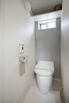 トイレだって工夫次第 インテリア トイレ 壁紙 塗装 タイル 木 素材選びで 驚くほど変わるトイレ事例集 Naver まとめ